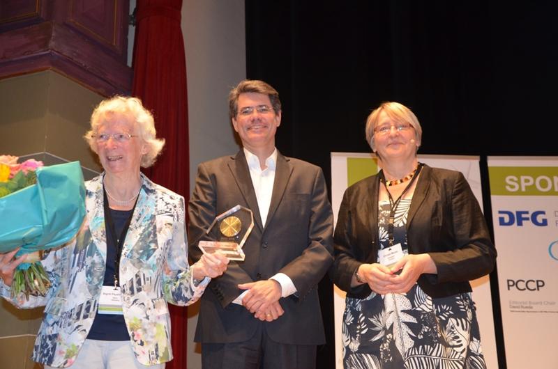 1.	Prof. Sigrid Peyerimhoff (links) bei der Ehrung durch Christel Marian (rechts) mit dem Wissenschaftlichen Chair Frank Neese vom MPI für Kohlenforschung