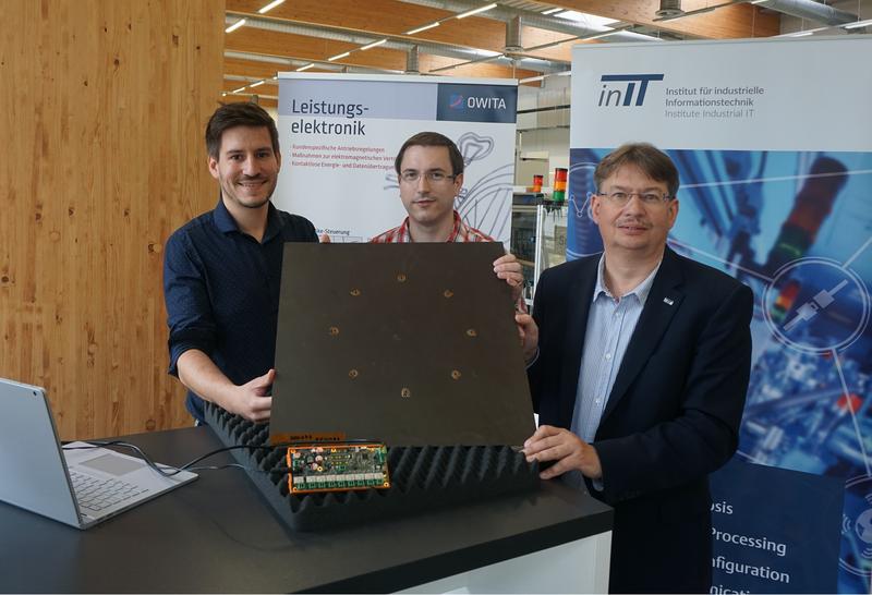 Professor Dr. Volker Lohweg (r., Institutsleiter inIT), Christoph-Alexander Holst (l., inIT) und Kristian Röckemann (Projektleiter OWITA GmbH) präsentieren das in Lemgo entwickelte Messsystem
