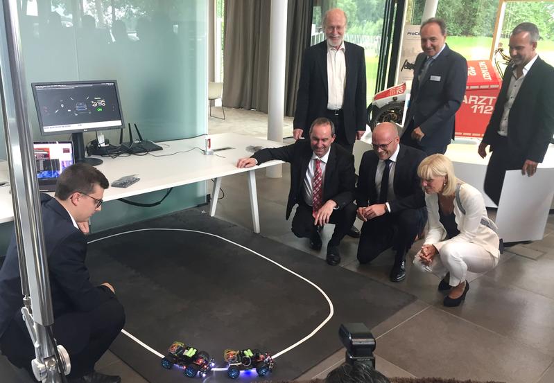 Beim Projektkick-off übergab der stellvertretende bayerische Ministerpräsident und Staatsminister für Wirtschaft, Landesentwicklung und Energie Hubert Aiwanger den Förderbescheid an die Partner.