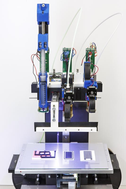 Experimenteller Fused Filament Fabrication (FFF)-Multimaterialdrucker am Fraunhofer LBF mit gedruckten Sensorprototypen.