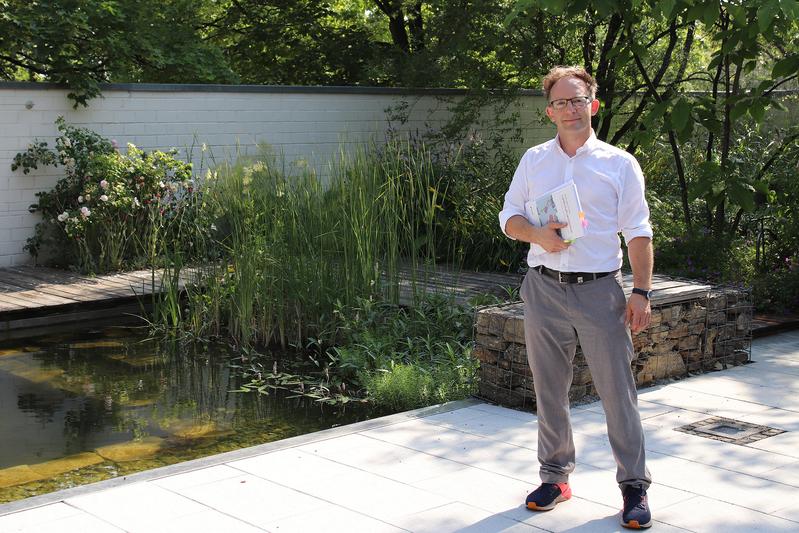 Professor Hendrik Laue (hier im Botanischen Garten der TH OWL) stellt in seinem Fachbuch positive und negative Beispiele der klimagerechten Landschaftsarchitektur gegenüber.