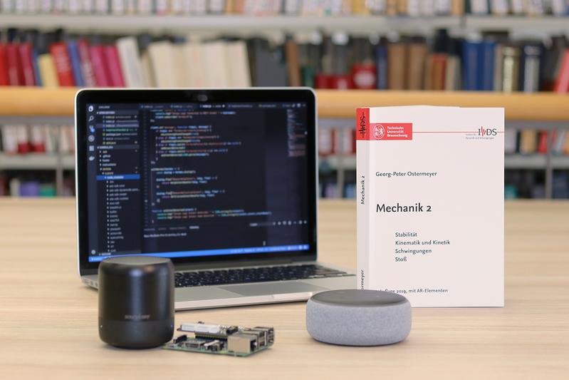 Prototypen der Sprachassistenten: Alexa (Echo Dot) und das Cloudunabhängige System auf Basis eines Raspberry Pi.