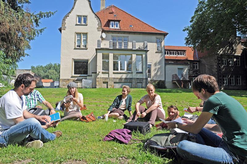 Die Universität Hildesheim bildet in den Kulturwissenschaften etwa 1300 Studentinnen und Studenten aus dem gesamten Bundesgebiet und dem Ausland auf dem Kulturcampus Domäne Marienburg aus. 