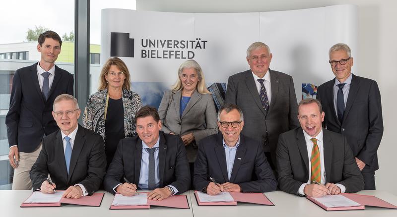 Kooperationsvertrag für Medizinische Fakultät OWL an der Universität Bielefeld mit drei Krankenhäusern unterzeichnet.