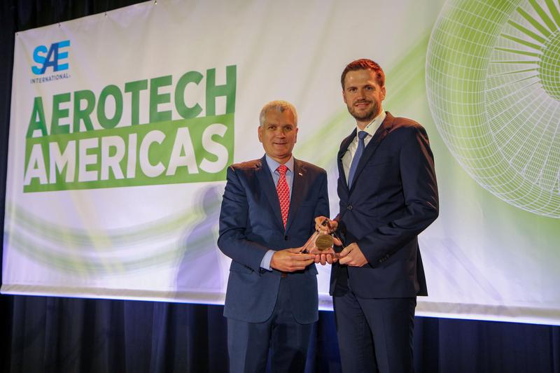 At the Aerotech Americas Congress 2019 the President of SAE International Paul Mascarenas (on the left) presented Christian Möller of Fraunhofer IFAM, Stade, Germany, with the Wright Brothers Medal