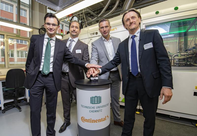 From left: Prof. Dr. Gerd Strohmeier, President of Chemnitz University of Technology, Stephan Rebhan, Continental Powertrain, Martin Dulig, Saxon State Minister (SMWA), Prof. Thomas von Unwerth.