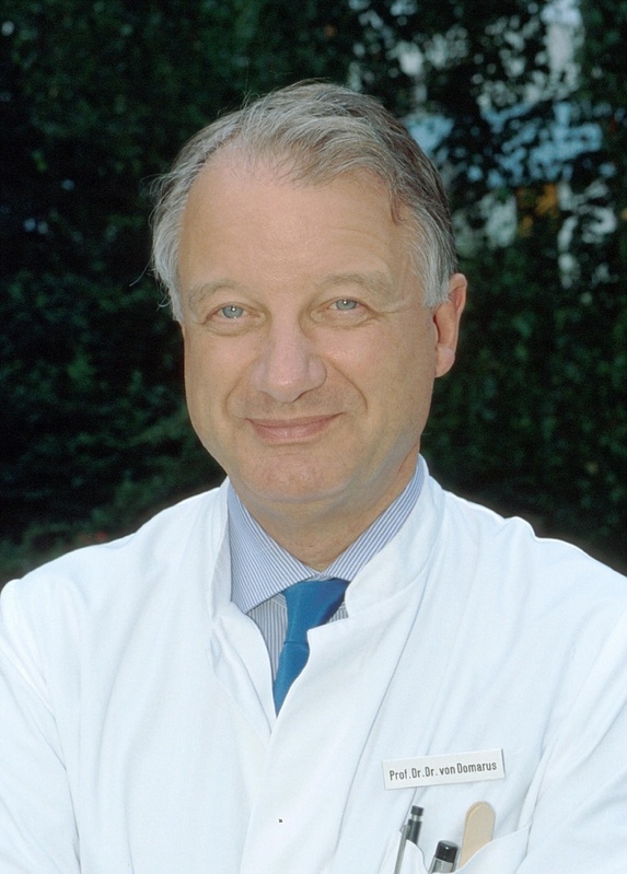 Prof. Dr. med. Dr. med. dent. Helmut von Domarus, Direktor der Lübecker Universitätsklinik für Kiefer- und Gesichtschirurgie