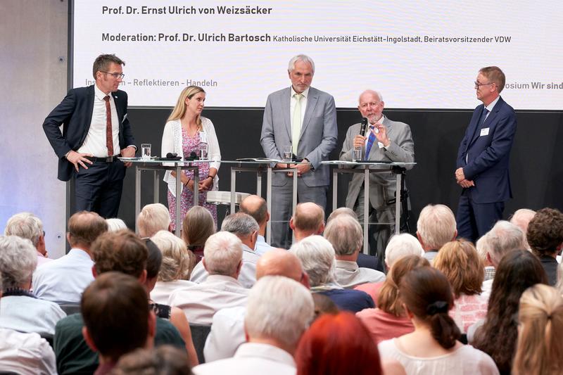 Die Teilnehmerinnen und Teilnehmer der Podiumsdiskussion mit Prof. Dr. Ernst Ulrich von Weizsäcker (4.v.l.).