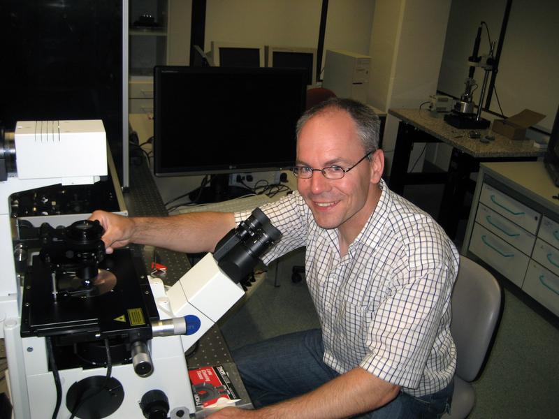 Prof. Dr. Holger Schönherr leitet an der Universität Siegen die Arbeitsgruppe "Physikalische Chemie I" und ist Dekan der Naturwissenschaftlich-Technischen Fakultät.