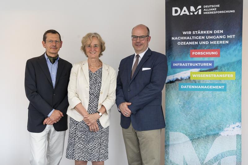 Bei der Vereinsgründung am 4. Juli in Berlin als DAM-Vorstand gewählt: Michael Schulz, Karin Lochte, Michael Bruno Klein (v.l.n.r.) und Peter Herzig (nicht im Bild).