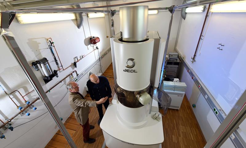 Am neuen Transmissionselektronenmikroskop stehen Prof. Dr. Markus Rettenmayr (l.) und Dr. Martin Seyring vom Otto-Schott-Institut für Materialforschung der Friedrich-Schiller-Universität Jena. 