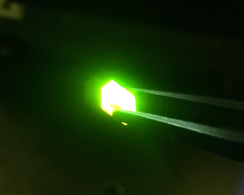 Lichtemittierender Perowskitkristall
