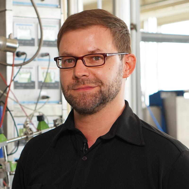 Dr. Dominik Cholewa erhält den Karl Peter Grotemeyer-Preis für hervorragende Lehre. Foto: Universität Bielefeld