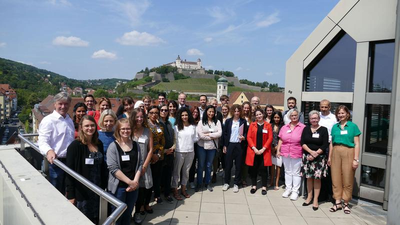 Gruppenaufnahme von Teilnehmern der Tagung an der FHWS 