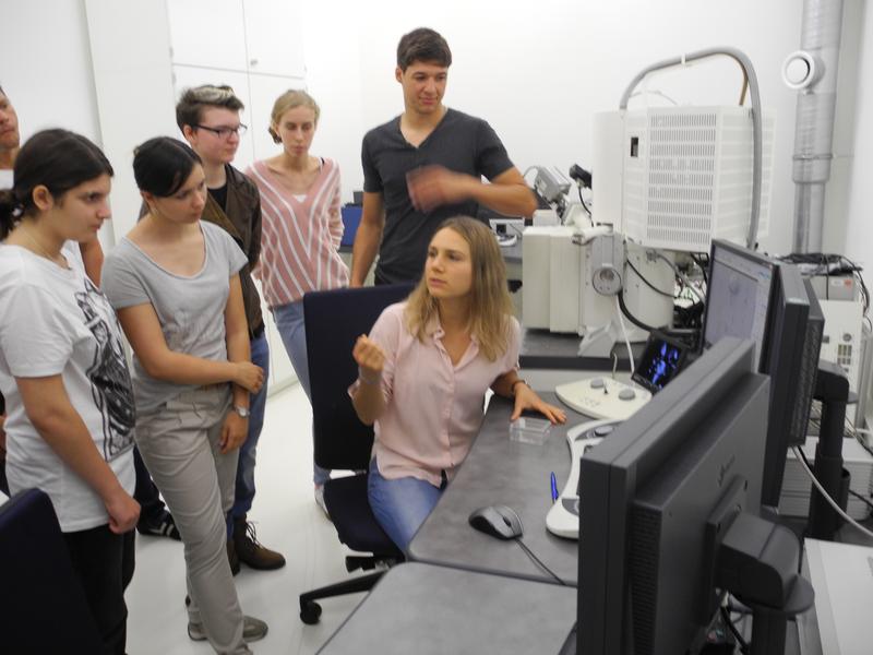 Führung durch das Zentrum für Nanoanalytik: Hannah Graf und Christoph Hofer zeigen Aufnahmen unter dem Elektronenmikroskop 