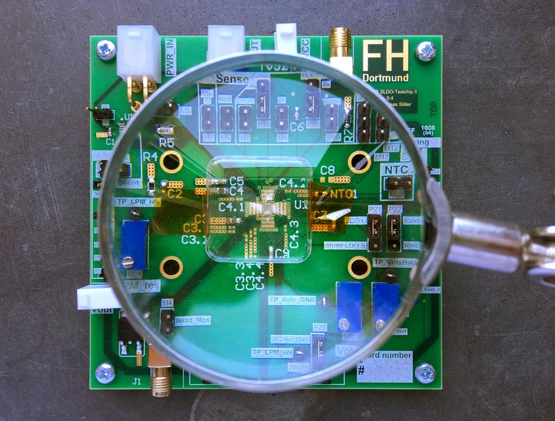 Leiterplatte mit Prototyp des Pixelchips, in dem neben der Pixelelektronik auch der Spannungsregler integriert ist.