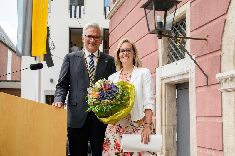 Die Wissenschaftspreisträgerin der Universität Ulm, Dr. Sandra Lang (rechts), mit Ulms Oberbürgermeister Gunter Czisch, der die Urkunde übergeben hat