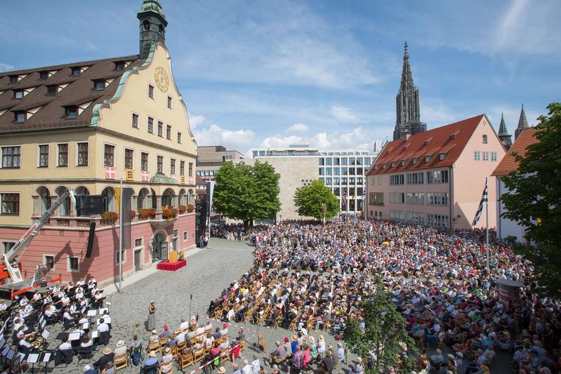 Mehr als tausend Ulmer Bürgerinnen und Bürger waren zu Gast bei der Schwörfeier im Ulmer Weinhof. Dort wurde auch der Wissenschaftspreis der Stadt Ulm vergeben;