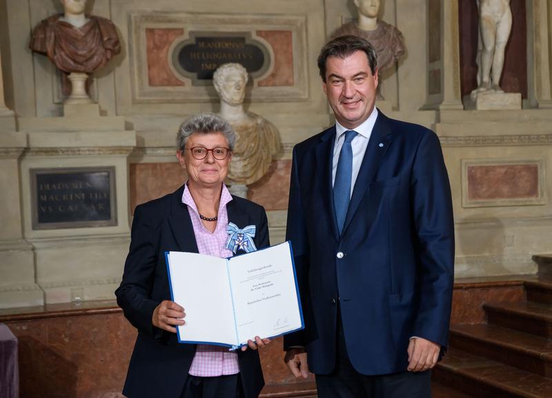Professorin Ulrike Holzgrabe bekommt von Bayerns Ministerpräsident Markus Söder den Bayerischen Verdienstorden 2019 verliehen. 