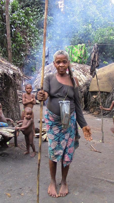 Mendjele BaYaka Frau auf dem Weg zum Jagen im tropischen Regenwald in der Republik Kongo. Hier im Bild ausgrüstet mit einem GPS Gerät.