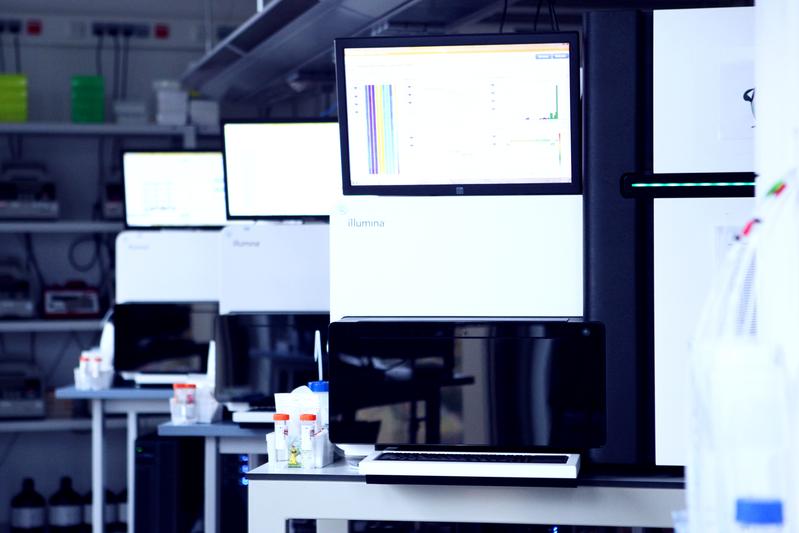 The microbiome of stool samples from IBD patients is analyzed at the Kiel sequencing center, the "Competence Centre for Genome Analysis Kiel" (CCGA Kiel) at the CAU.