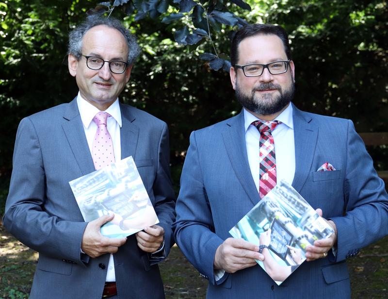 Blickten zufrieden auf die Entwicklung des Stiftungsvermögens und die im vergangenen Jahr ausgereichten Fördermittel: DBU-Generalsekretär Alexander Bonde (r.) und DBU-Finanzchef Michael Dittrich. 