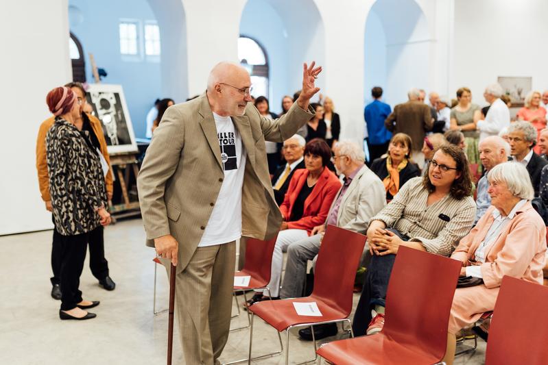 Jürgen Waller bei der Ausstellungseröffnung in der Galerie der HfK Bremen