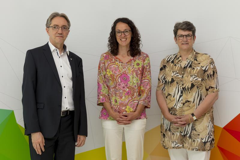 v.l.: Prof. Dr. Michael Waidner, Institutsleiter des Fraunhofer SIT; Ministerin Angela Dorn; Dr. Ulrike Mattig, Hessisches Ministerium fürWissenschaft und Kunst