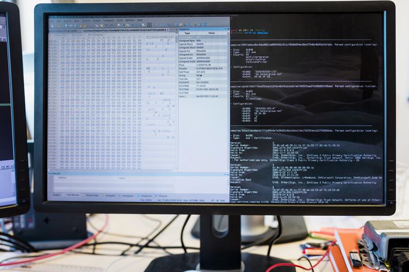 Binärcode, hier im linken Fenster sichtbar, ist für Menschen nicht direkt lesbar. Teil der Arbeit der Bochumer Forscher ist es, den Code in verständliche Sprache zu übersetzen (rechts).