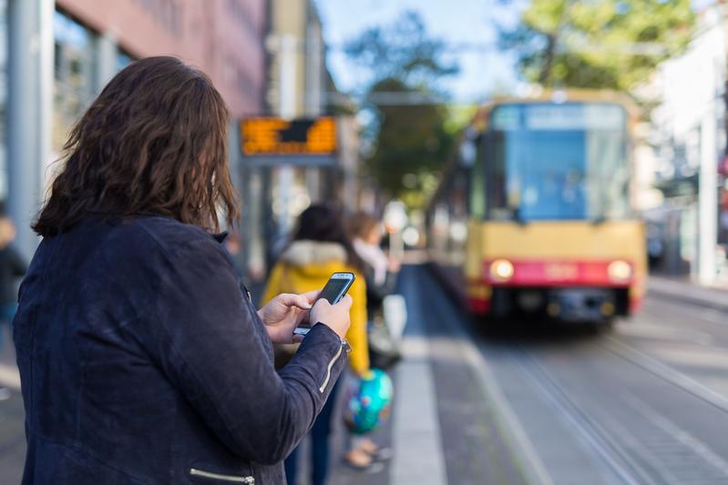 Apps helfen Reisenden schon heute bei der Routenplanung im Öffentlichen Nahverkehr. Die wirklich beste Route bieten sie aber nicht an. (Foto: Robert Fuge, KIT)