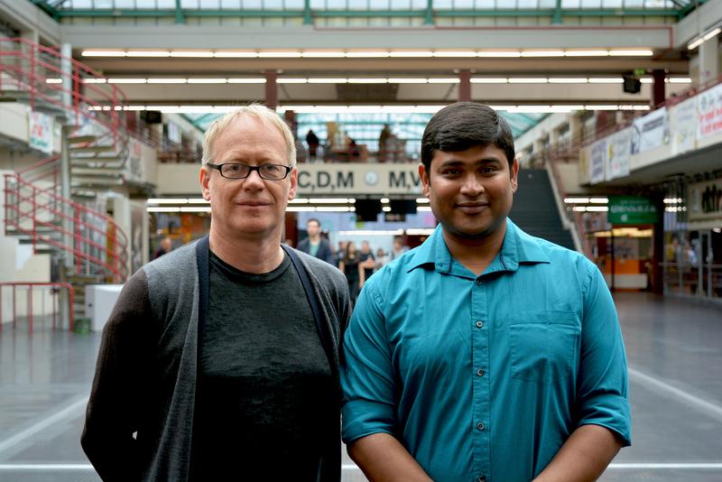 Prof. Dr. Dominik Schwarz und Dr. Aritra Basu von der Arbeitsgruppe Astroteilchenphysik und Kosmologie. 