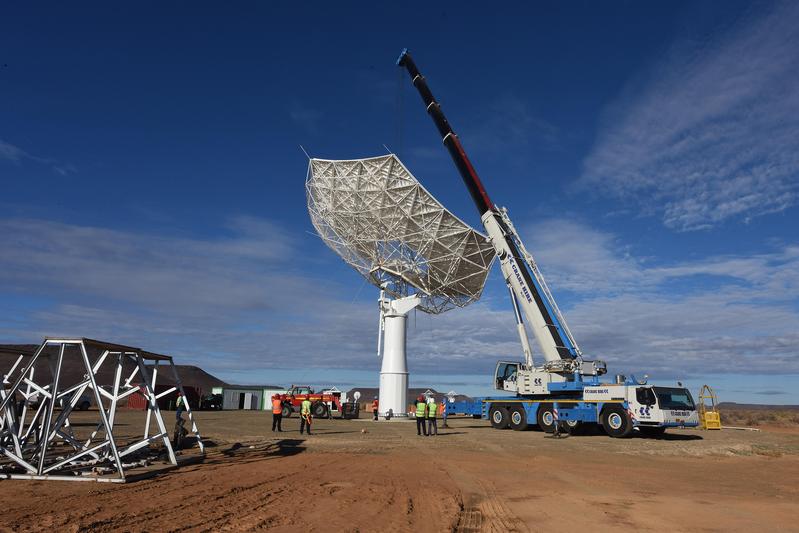 Das SKA-MPG Teleskop wird momentan in der südafrikanischen Karoo-Wüste aufgebaut. 