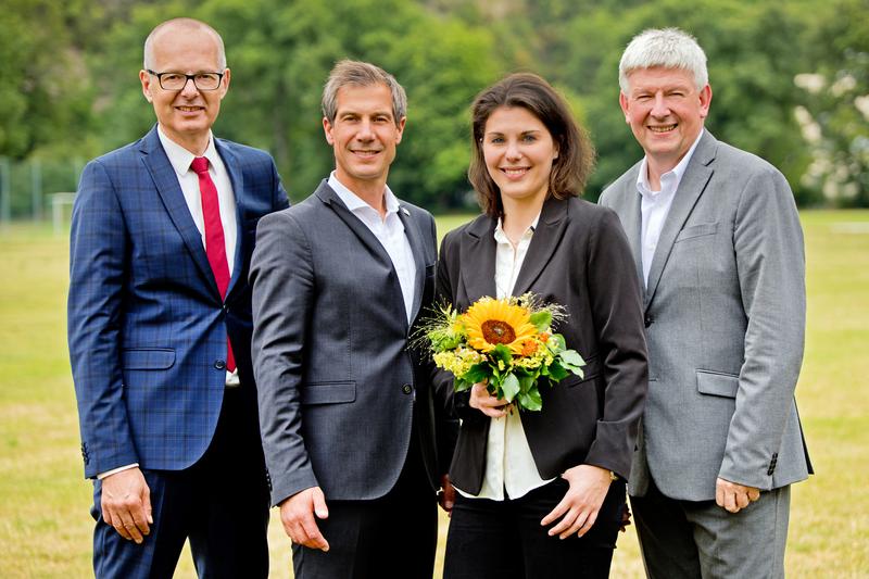 Mit der neuen DOSB-Stipendiatin Ramona Müller präsentieren sich die Juroren (v.l.) Prof. Dr. Frank Daumann (Jena), Christian Siegel (DOSB) und Prof. Dr. Peter Thuy (r., Bad Honnef).