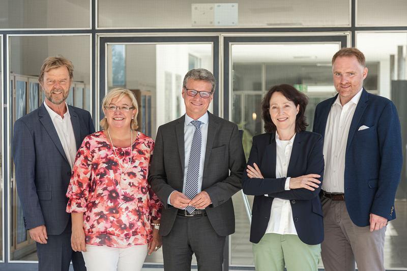 (von links) Prof. Dr. Wolfgang Baier, Präsident der OTH Regensburg, MdL Sylvia Stierstorfer, Bayerns Wissenschaftsminister Bernd Sibler, Vizepräsidentin Prof. Dr. Klaudia Winkler und MdB Peter Aumer.