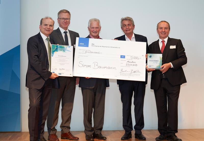 (v.l.): Dr. Rolf-Dieter Jungk, Wissenschaftsministerium, Gerald Froidl,  OSRAM, Mathias Baumann,  Vater des Preisträgers, Bertram Brossardt, vbw, und Prof. Dr. Franz Boos, hochschule dual.