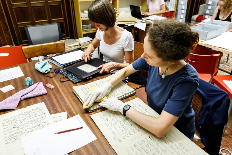 Forscher/innen von Österreichischer Akademie der Wissenschaften und Universität Wien haben zwei Semester lang an der Wiederherstellung der Notenblätter aus dem Wiener Domarchiv gearbeitet.