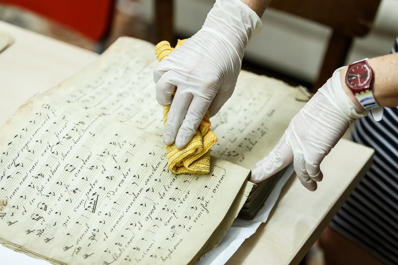 Bei der Arbeit an den historischen Werken gilt Handschuhpflicht, denn viele Notenblätter wurden von Schimmel befallen.