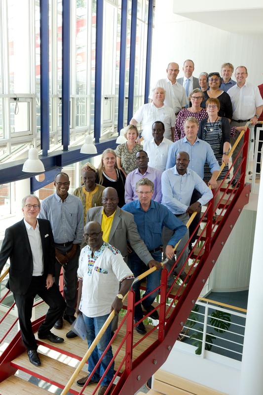 Nach der MoU-Unterzeichnung: Repräsentanten der afrikanischen Partneruniversitäten zusammen mit Mitgliedern des Exzellenzclusters "Africa Multiple" und der Hochschulleitung der Univeristät Bayreuth. 