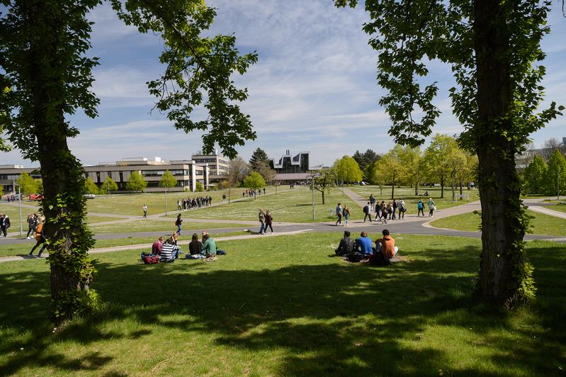 Pause zwischen den Vorlesungen: der grüne Hubland-Campus der Uni Würzburg. 