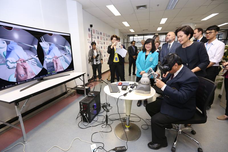 Bei einem früheren Symposium in Bangkok testet Universitätspräsident Banchong Mahaisavariya der Mahidol University einen Virtual-Reality-basierten Zahnchirurgie-Trainingssimulator.