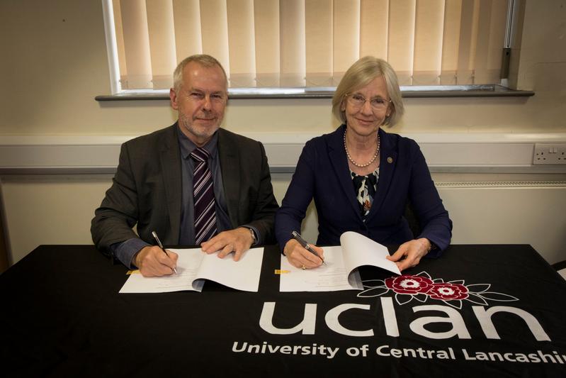 Prof. Dr. Nigel Harrison (Executive Dean, Faculty of Health and Wellbeing der UCLan) und Prof. Dr. Anne Friedrichs (Präsidentin der hsg Bochum) unterzeichneten am 24. Juli 2019 das Memorandum.