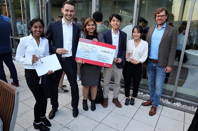 (v.l.n.r.) Das Siegerteam der BPI Challenge Mounisha Juluru, Vincent Meyer zu Wickern, Anshu Roy, Viet-Hung Vu, Thi-Thu-Hang Nguyen mit Professor Dr. Timo Kahl