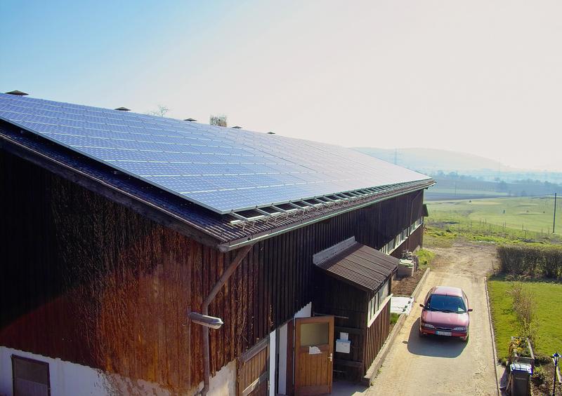 Alte Photovoltaik-Anlagen, wie dieses 30 Kilowatt große System auf einem Landwirtschaftsgebäude, fallen in den nächsten Jahren aus der EEG-Förderung.