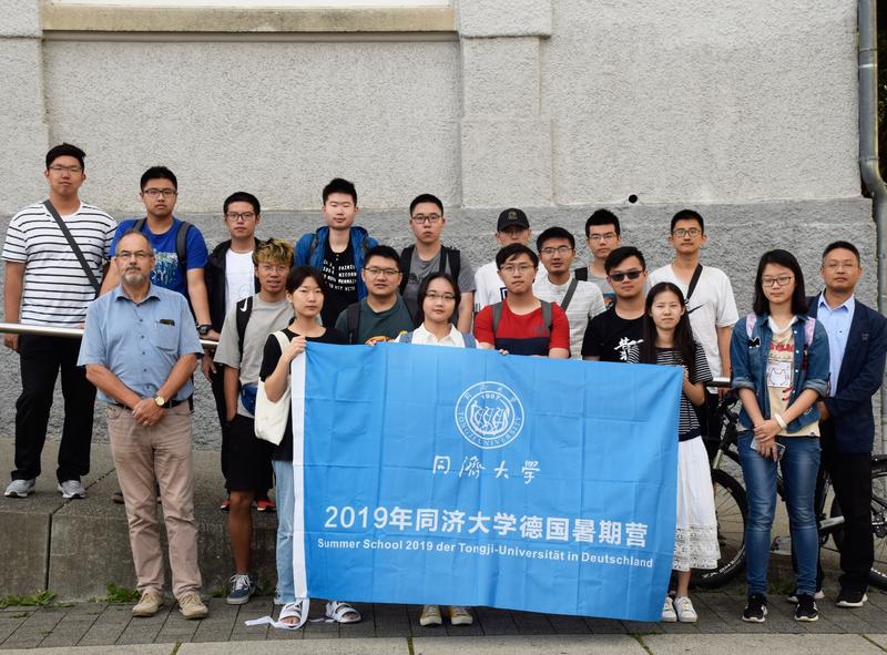 Prof. Gerhard Fetzer begrüßt die chinesischen Gäste an der Hochschule Esslingen.