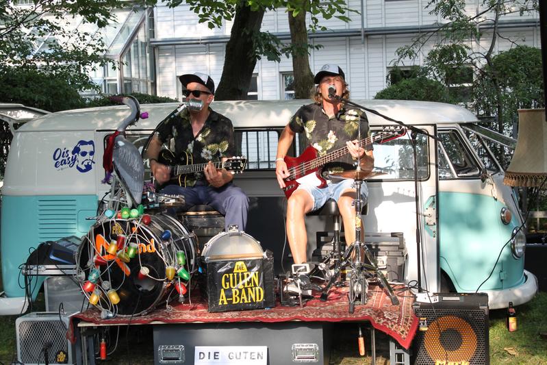 Die Guten A-Band beim Abschlusskonzert auf der T1-Bühne auf dem Campus der Technischen Hochschule Rosenheim