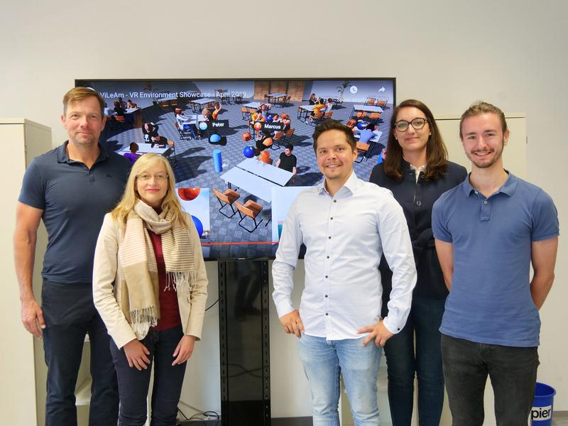 The ViLeArn team of the University of Würzburg (from left): Marc Erich Latoschik, Silke Grafe, Florian Kern, Gabriela Greger and Peter Kullmann. Jennifer Tiede is missing.