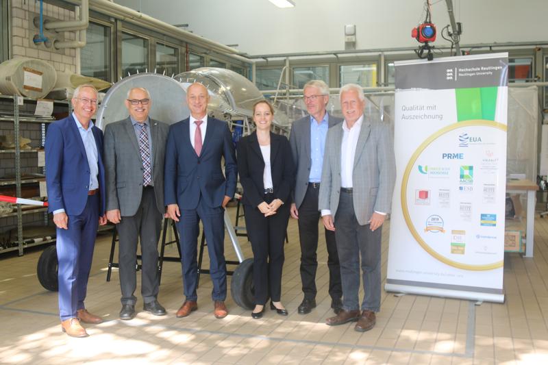 Das Pressegespräch fand im Hangar des Studiengangprojekts IP Plane auf dem Campus der Hochschule Reutlingen statt.