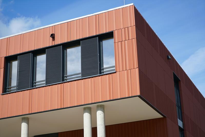 Eine Maßnahme, um Energie zu sparen,  sind Jalousien und Schiebeläden, die automatisch für Schatten sorgen (wie hier am neuen Gebäude der Hochschule Landshut).