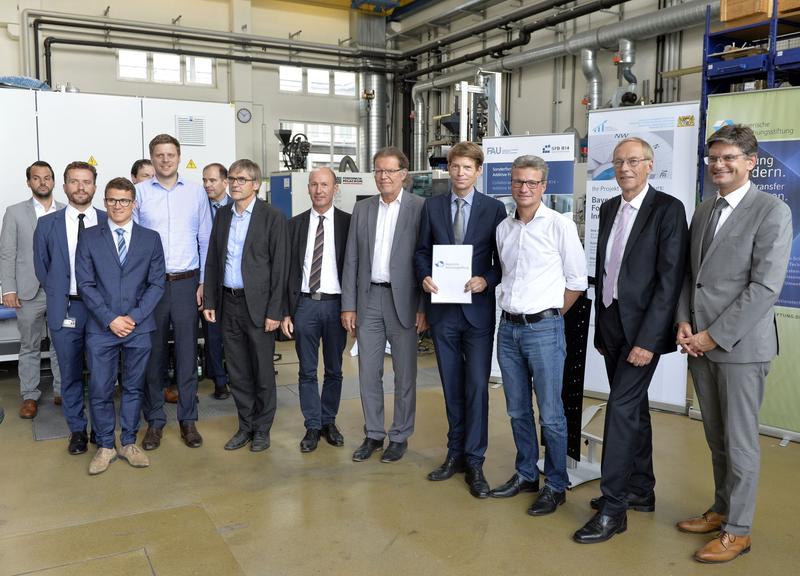 Die Forscher der THD mit Staatsminister Bernd Sibler: Armin Reif (3.ter von links), Prof. Dr.-Ing. Andreas Grzemba (7.ter von links) und Prof. Dr.-Ing. Rolf Rascher (5.ter von rechts)