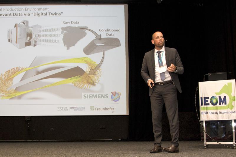 Dr. Sascha Gierlings während seines Keynote-Vortrags, in dem er die Potenziale der Digitalisierung für die Fertigung von Flugzeugtriebwerken aufzeigt.